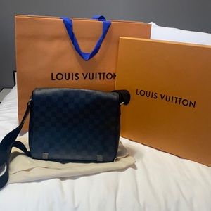 Louis Vuitton messenger